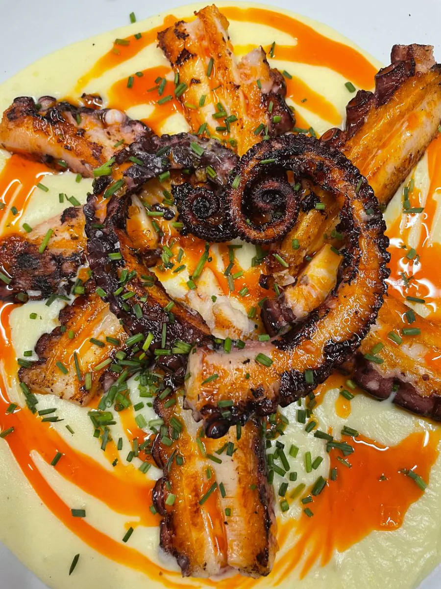 Pulpo a la plancha sobre crema de patata con ajada de verduras